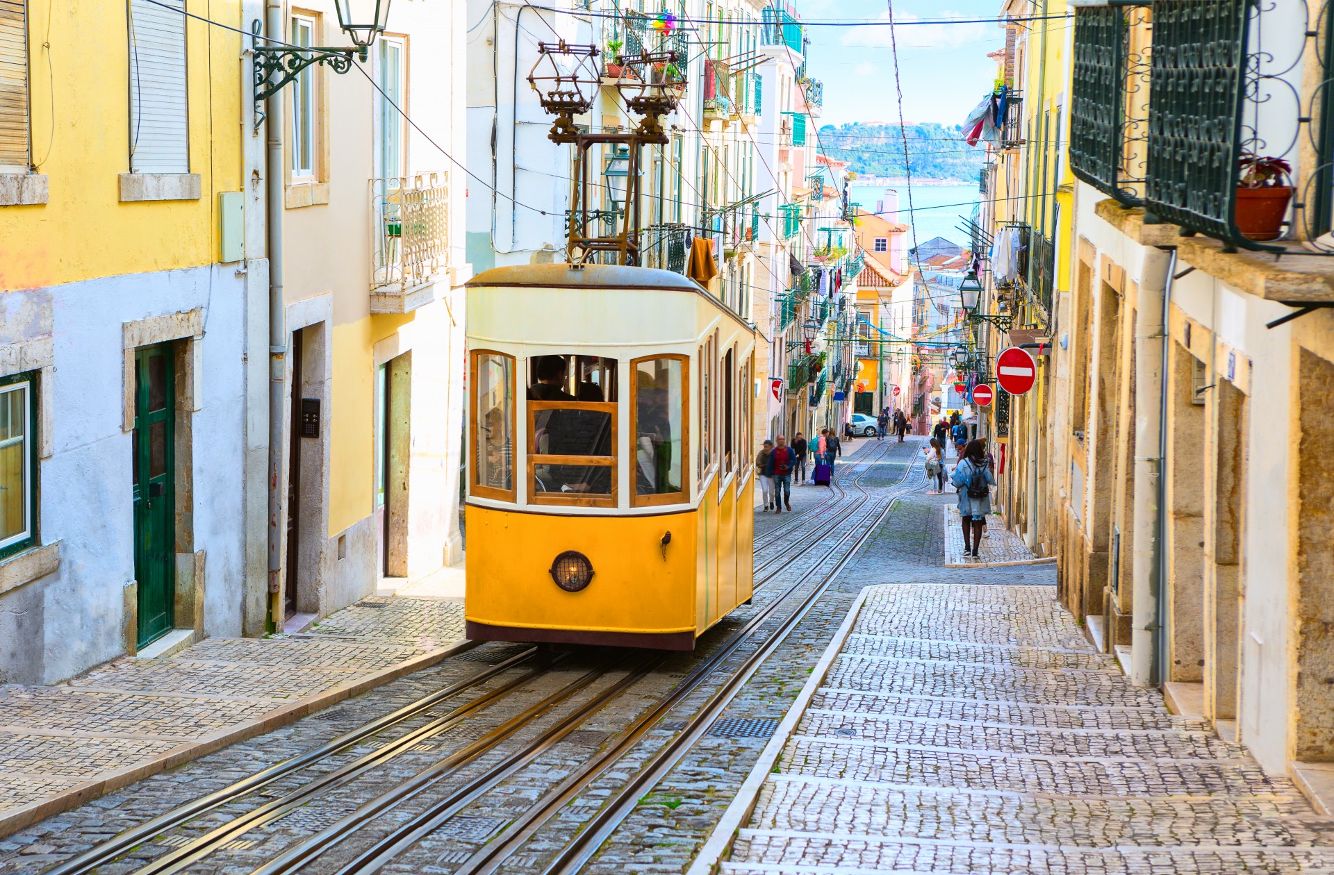 portugalska tura putovanje, žuti tramvaj u Lisabonu